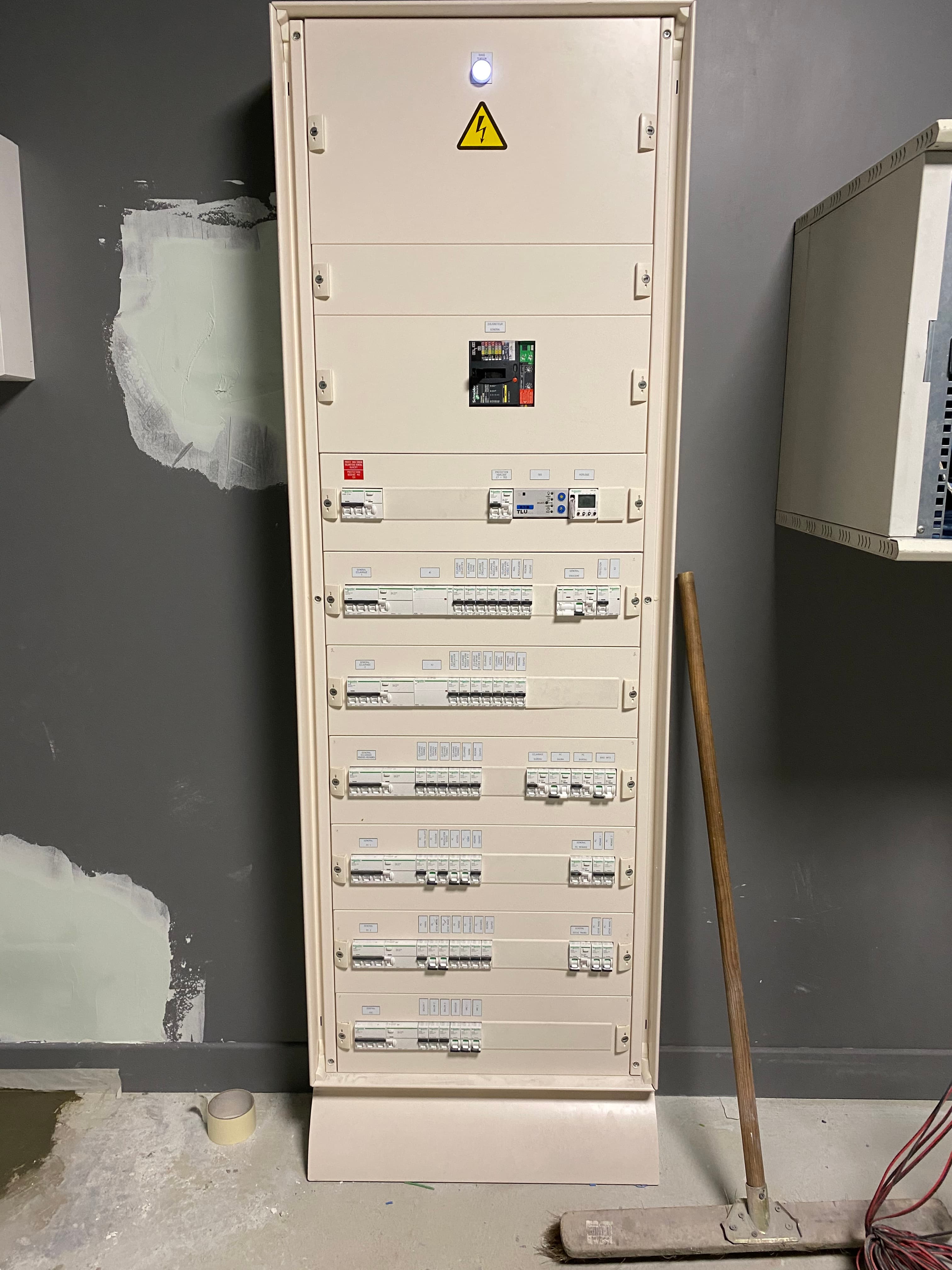 Création d'un tableau général basse tension (TGBT)